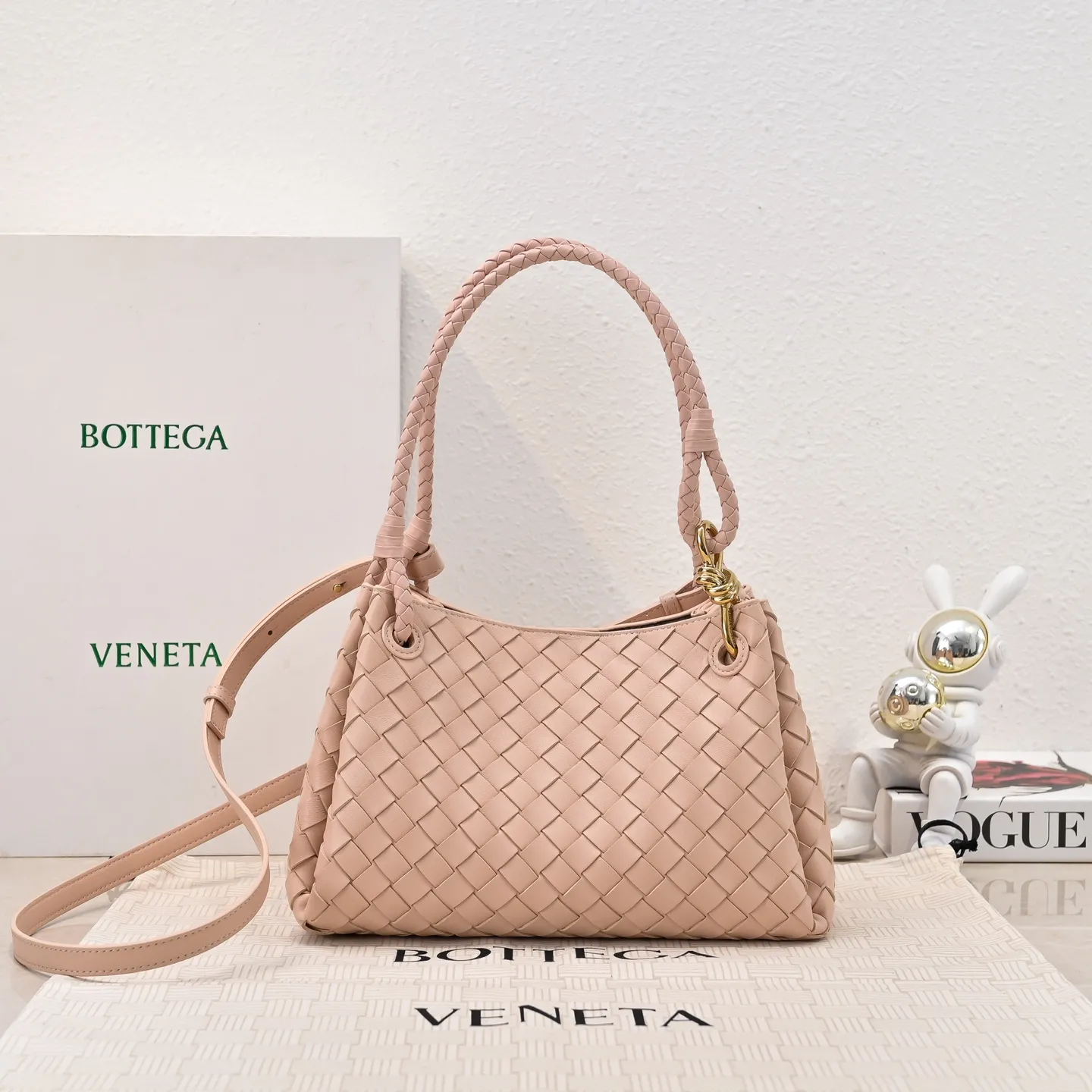 Batch 2060 BOTTEGA VENETA 2025 Autumn New Product Medium Parachuta The long-awaited new medium parachuta is here, with a unique appearance and iconic metal knots, and a whole piece of leather folds the four corners into a parachute shape! The exquisite Knot metal buckle is like putting jewelry on a bag. It is high-end and elegant. Its super capacity can hold all your things! The overall effect of this bag is very different from before. It is neither too delicate to provide a large capacity nor too bulky because of its practicality. It simply provides a perfectly suitable bag for casual and simple people👜 Style number: 5921 Size: 29.5*18.5*17.5cm